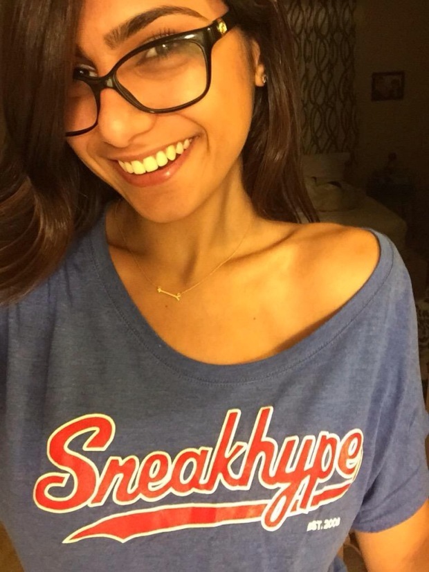 masturbate Mia khalifa